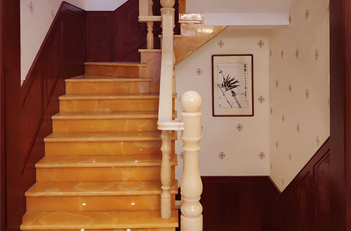 乌什中式别墅室内汉白玉石楼梯的定制安装装饰效果